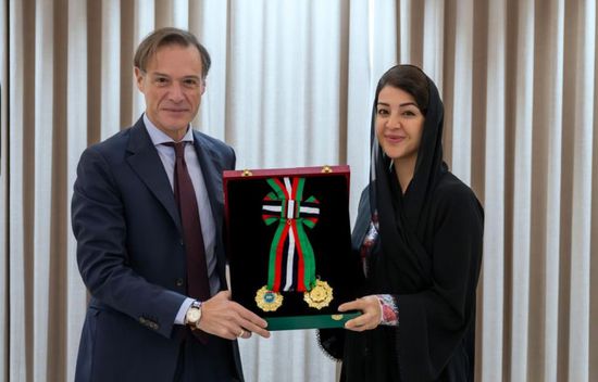 رئيس الإمارات يمنح سفير اليونان وسام الاستقلال من الدرجة الأولى