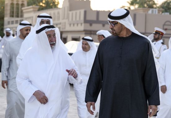 رئيس الإمارات يتبادل مع حكام الإمارات التهاني بشهر رمضان