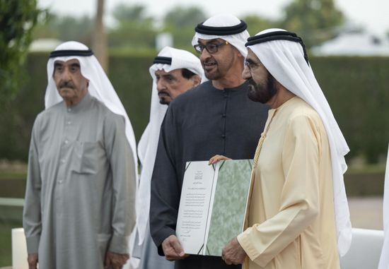 رئيس الإمارات يشيد بمبادرات محمد بن راشد في تعزيز نهضة الوطن