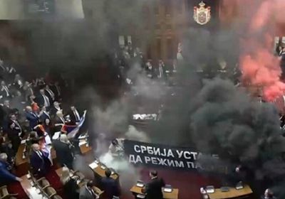 قنابل دخانية وغاز مسيل داخل البرلمان الصربي