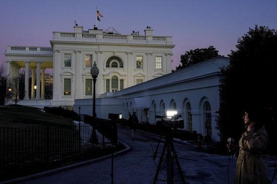 البيت الأبيض يعلق على القمة العربية الطارئة بشأن غزة