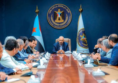 الرئيس الزُبيدي يطلع على نتائج النزولات الميدانية لفرق التواصل