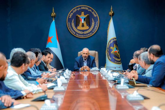 الرئيس الزُبيدي يطلع على نتائج النزولات الميدانية لفرق التواصل