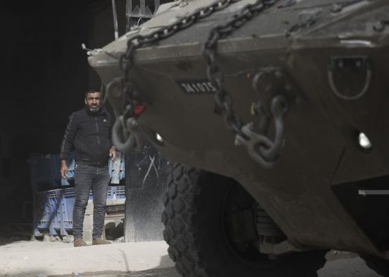 قوات الاحتلال تستقدم مدرعات عسكرية إلى طولكرم