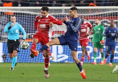 إليوت يقود ليفربول لفوز صعب على باريس سان جيرمان