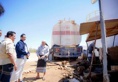 محافظ شبوة يتفقد سير العمل بمؤسسة كهرباء عتق