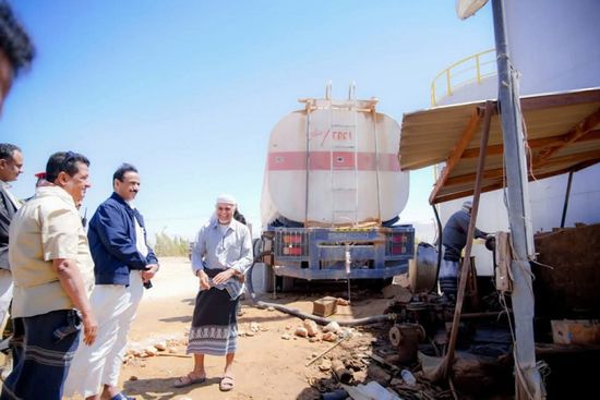 محافظ شبوة يتفقد سير العمل بمؤسسة كهرباء عتق