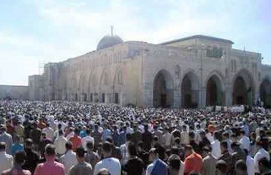 60 ألفا يؤدون صلاتي العشاء والتراويح في المسجد الأقصى