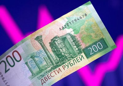 الروبل الروسي يعزز مكاسبه أمام الدولار لـ 21%