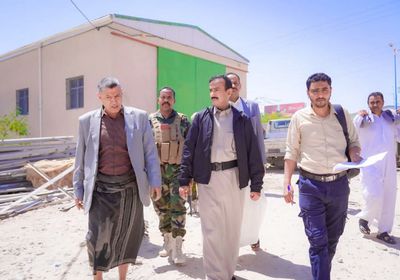 محافظ شبوة يتفقد مؤسسة المياه في عتق