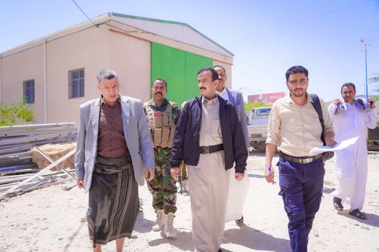 محافظ شبوة يتفقد مؤسسة المياه في عتق