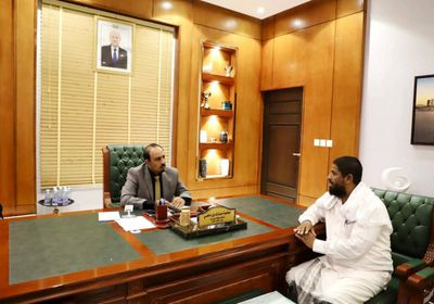 محافظ حضرموت يتابع مشروع الأبراج لتحسين الجهد الكهربائي