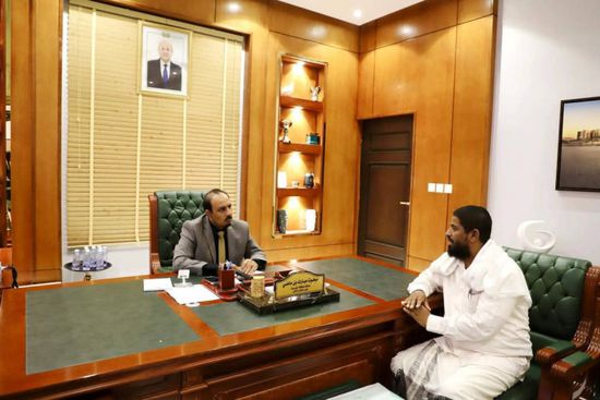 محافظ حضرموت يتابع مشروع الأبراج لتحسين الجهد الكهربائي