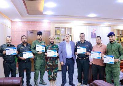 تكريم 13 ضابطًا وجنديا لضبط عصابة تزوير أختام بعدن