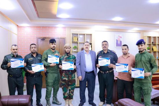 تكريم 13 ضابطًا وجنديا لضبط عصابة تزوير أختام بعدن