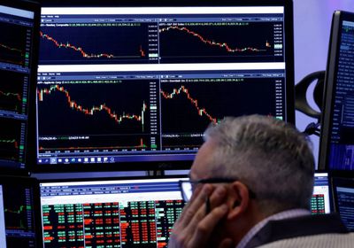 حرب التعريفات الأمريكية تخفض تدفقات صناديق الأسهم العالمية