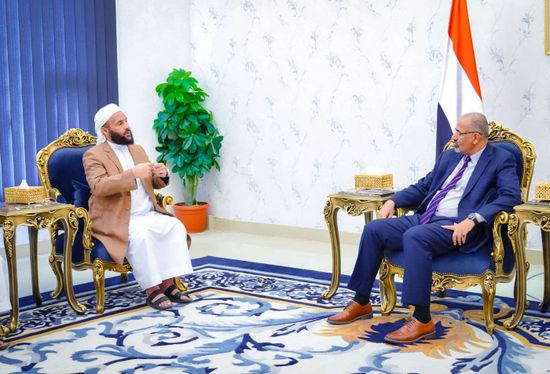 الرئيس الزُبيدي يناقش دور الأوقاف في ضبط الخطاب الديني