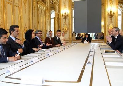 وزير الخارجية الإماراتي يلتقي الأمين العام لقصر الإليزيه في باريس