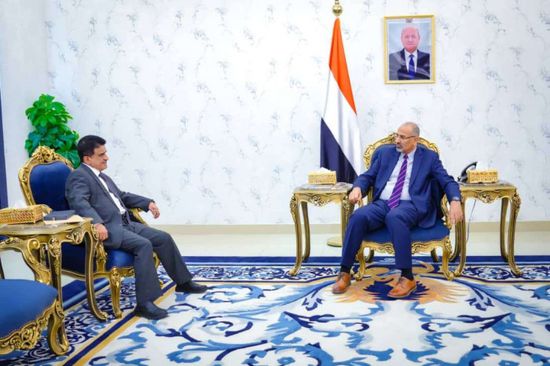 الرئيس الزُبيدي يطمئن على جهود إمداد الأسواق بالمحروقات