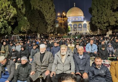 60 ألفًا يؤدون صلاتي العشاء والتراويح في المسجد الأقصى