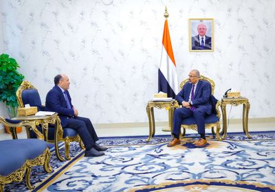 الرئيس الزُبيدي يكلف بتحسين الوضع التمويني في الأسواق