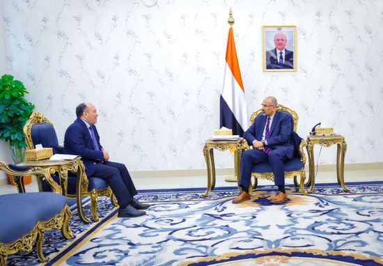 الرئيس الزُبيدي يكلف بتحسين الوضع التمويني في الأسواق