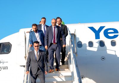 الرئيس الزُبيدي يدشن العمل بمطار عتق الدولي رسميا