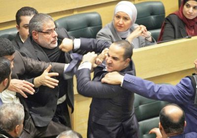 عراك بالأيدي والأحذية.. تفاصيل مشاجرة عنيفة داخل البرلمان الأردني