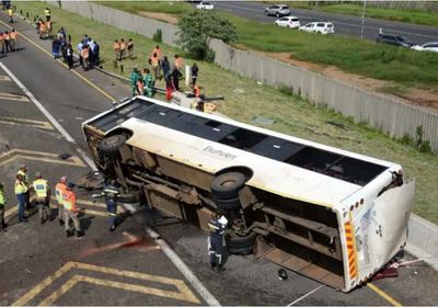 مصرع وإصابة 57 شخصاً جراء انقلاب حافلة في جوهانسبرغ