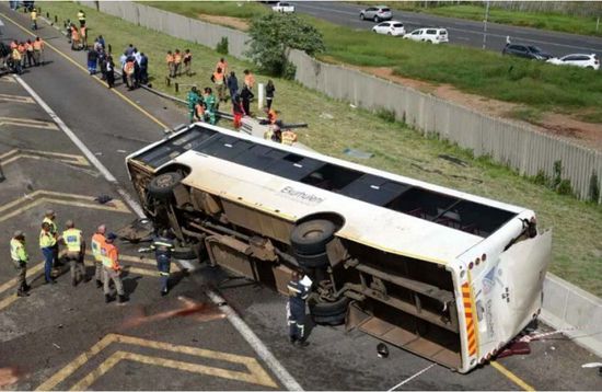 مصرع وإصابة 57 شخصاً جراء انقلاب حافلة في جوهانسبرغ