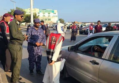 بالسحب والإنقاذ.. مبادرة تطوعية لفريق ساند في المكلا