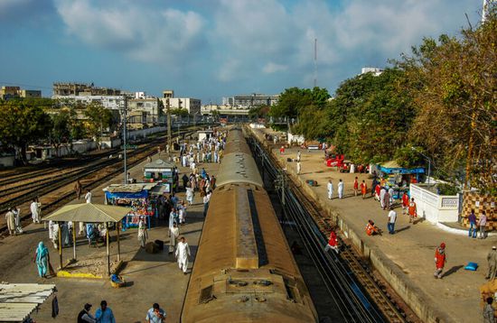 باكستان: انتحاريون يحتجزون رهائن في قطار