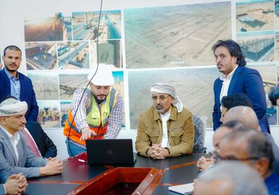 الرئيس الزُبيدي يتفقد مشروع المحطة الشمسية في عتق