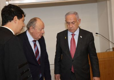 ضرب الطاولة بقوة.. نتنياهو يفقد أعصابه أثناء محاكمته