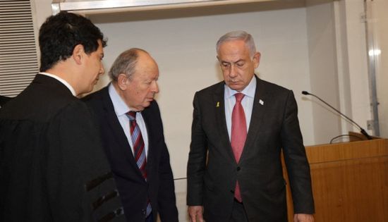 ضرب الطاولة بقوة.. نتنياهو يفقد أعصابه أثناء محاكمته