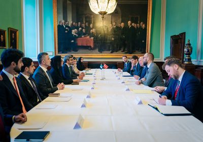 وزير الخارجية الإماراتي يلتقي رئيس البرلمان الدنماركي في كوبنهاغن