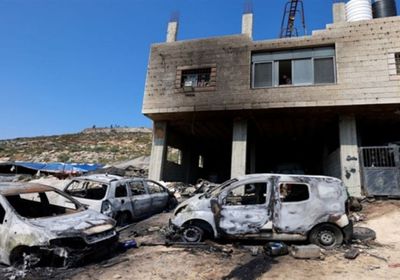 مستوطنون يحرقون منازل وسيارات في قرية فلسطينية بالضفة