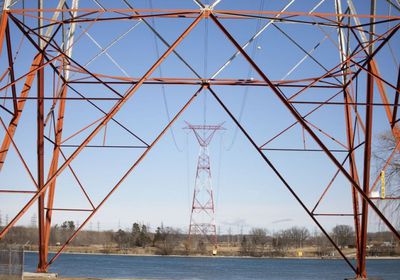 أونتاريو الكندية تعلق الرسوم الجمركية على الكهرباء