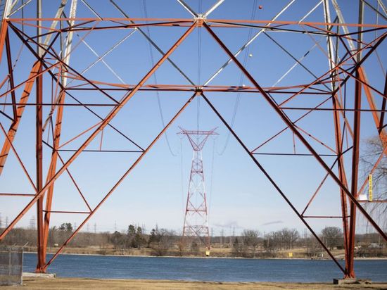 أونتاريو الكندية تعلق الرسوم الجمركية على الكهرباء