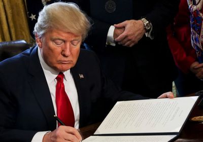 ترامب يوقع قانوناً لتجنب الإغلاق الحكومي
