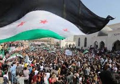 آلاف السوريين يحتفلون وسط دمشق بالذكرى الـ14 للثورة