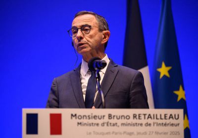 وزير الداخلية الفرنسي يلوح بالاستقالة حال تهاون بلاده مع الجزائر
