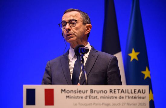 وزير الداخلية الفرنسي يلوح بالاستقالة حال تهاون بلاده مع الجزائر