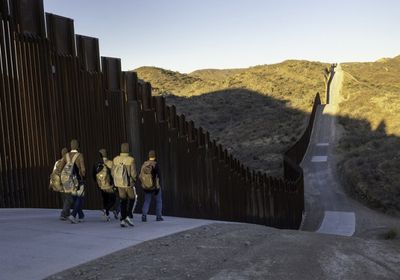نويم: الولايات المتحدة تستأنف بناء الجدار الحدودي مع المكسيك