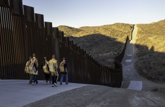 نويم: الولايات المتحدة تستأنف بناء الجدار الحدودي مع المكسيك