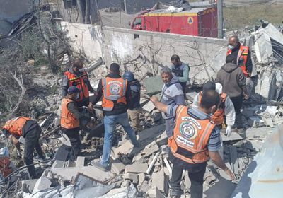 طواقم الدفاع المدني بغزة تواجه صعوبات كبيرة