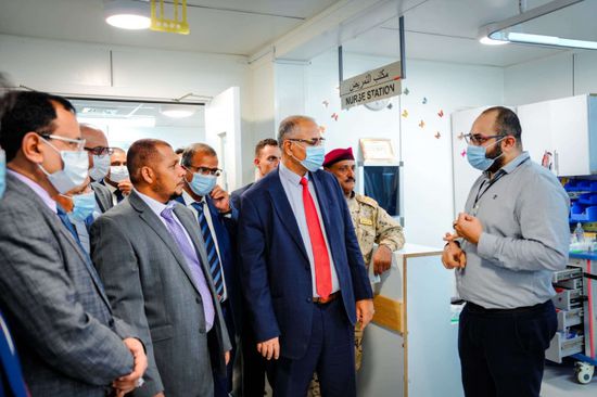 الرئيس الزُبيدي يتفقد أقسام مستشفى خليفة في سقطرى