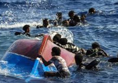 وفاة 6 مهاجرين وفقد 40 بعد غرق قارب قبالة إيطاليا