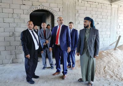الرئيس الزُبيدي يتابع الأعمال الإنشائية بالمجمع الحكومي في سقطرى