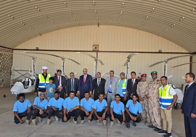 رئيس الانتقالي يتفقد وحدة البحث والإنقاذ في مطار سقطرى